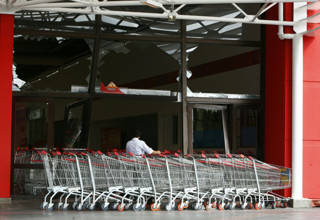 Ladrões arrombaram com carro a fachada de hipermercado no Alto da XV: grupo levou 60 celulares | Aniele Nascimento