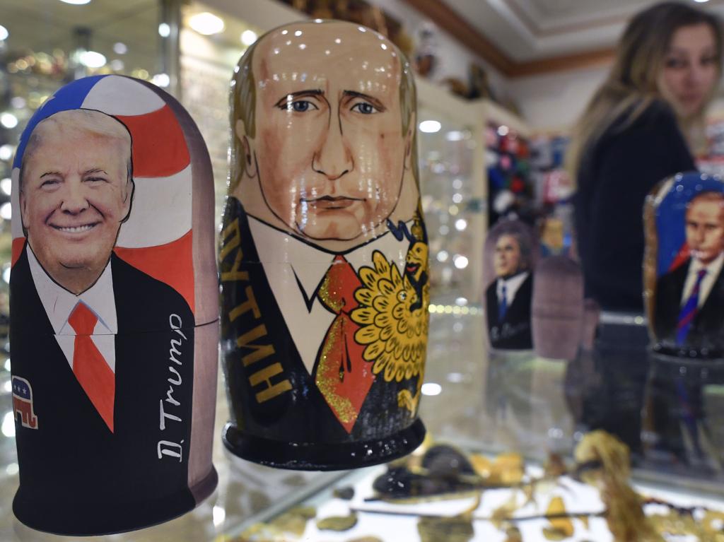 Bonecas matryoshkas com desenhos de Putin e Trump à venda em mercado de Moscou. | Alexander Nemenov/AFP