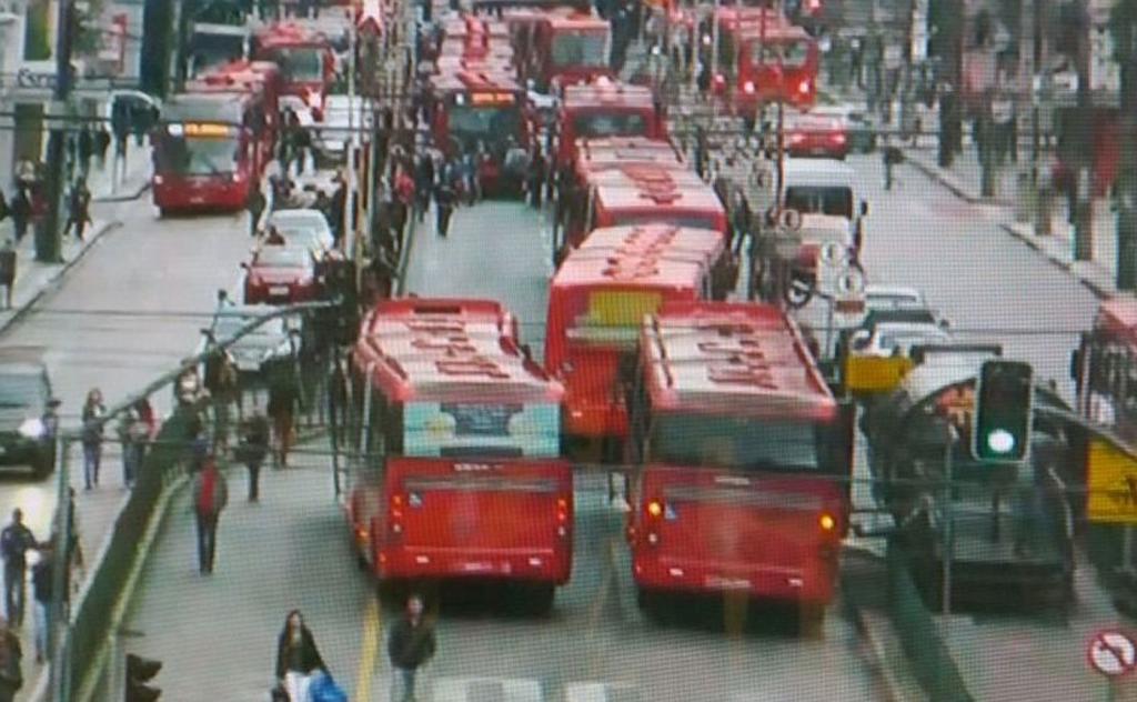 Cabo de telefonia se rompeu na manhã de quinta-feira, causando engarrafamento de biarticulados na Av. Sete de Setembro. | Urbs/