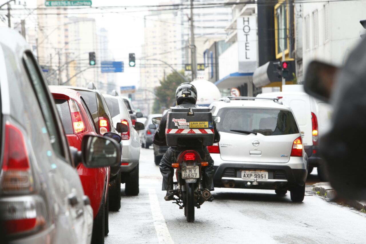 Trânsito de Curitiba já sente retorno das chuvas: registro de congestionamentos | Aniele Nascimento/