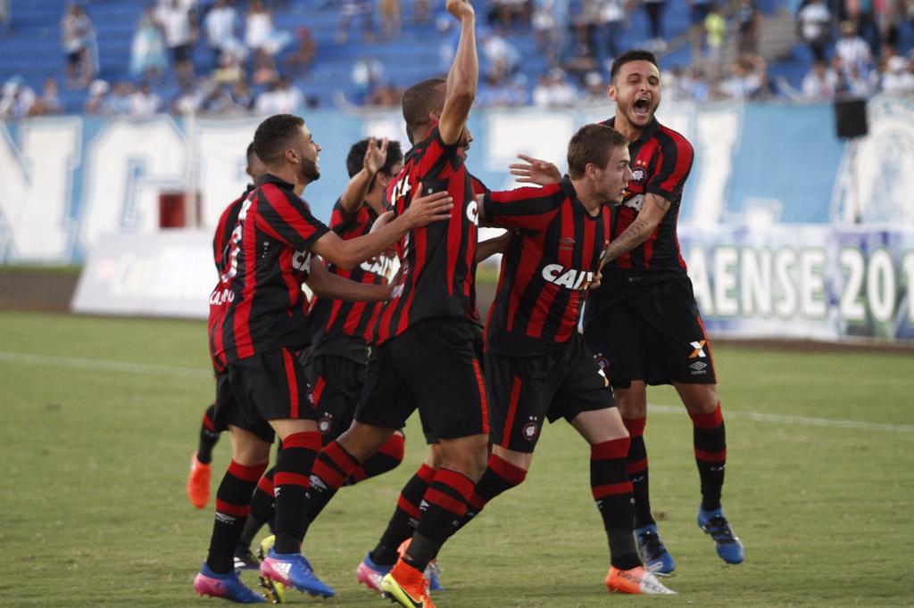 “Garotos” do Atlético comemoram vitória sobre o Londrina e passaporte para a final | Roberto Custódio/Gazeta do Povo