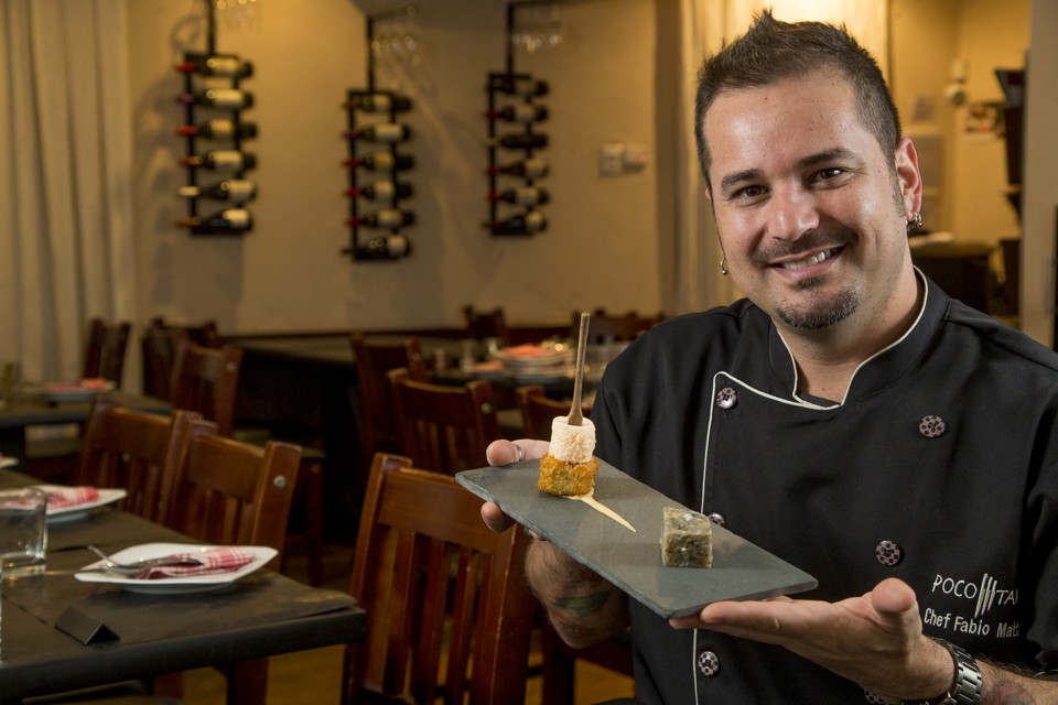 Fabio Mattos encomenda 30 kg de carne de jacaré por mês para o restaurante Poco Tapas, de Curitiba | Hugo Harada/Gazeta do Povo