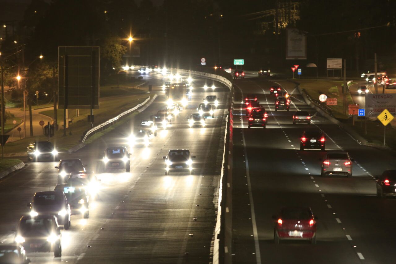 Movimento é intenso, mas não há muitos registros de lentidão na volta para casa nesse domingo | Marcelo Andrade/Gazeta do Povo