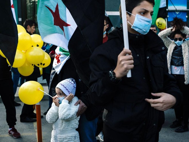 Imigrantes sírios na Bulgária protestam em frente à embaixada síria em Sófia, capital do país, contra o ataque com armas químicas promovido pelo governo na cidade de Idlib. | Dimitar Dilkoff/AFP
