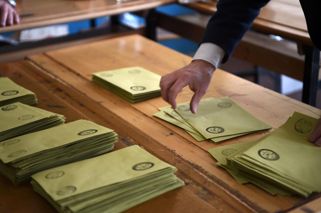 Equipes contam votos de referendo na Turquia | OZAN KOSE/AFP