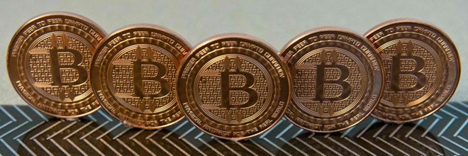 É preciso declarar bitcoins no Imposto de Renda. Veja um passo a passo sobre como fazer isso na Gazeta do Povo. | KAREN BLEIER/AFP