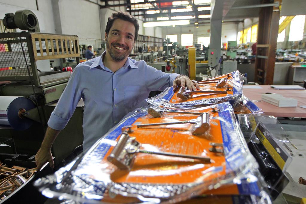 Coimbra S.A.: a história de superação de uma indústria de ferragens centenária no século 21. Tudo com base em inovação e customização. Na foto, Sergio Romano, diretor comercial da empresa e neto do fundador da Coimbra S.A. | Sérgio Castro/Estadão Conteúdo/