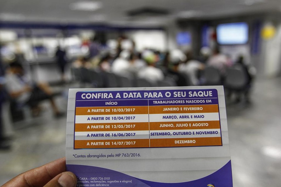 Denúncias contra empresas que não pagaram FGTS crescem 43% Denúncias sobre calote no FGTS crescem 43%. Com o início dos saques das contas inativas, muitos trabalhadores estão sendo pegos de surpresa. Leia na Gazeta do Povo | Jonathan Campos/Gazeta do Povo