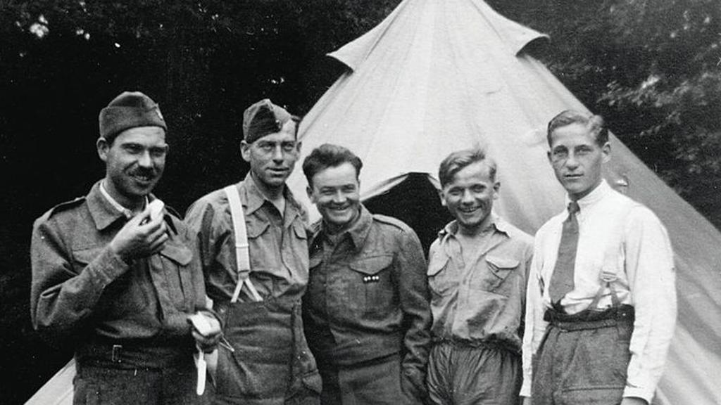 Jan Kubiš and Jozef Gabčík (no meio), em 1940: os dois tchecos, a serviço dos britânicos, mataram um alto general nazista em Praga | /Reprodução