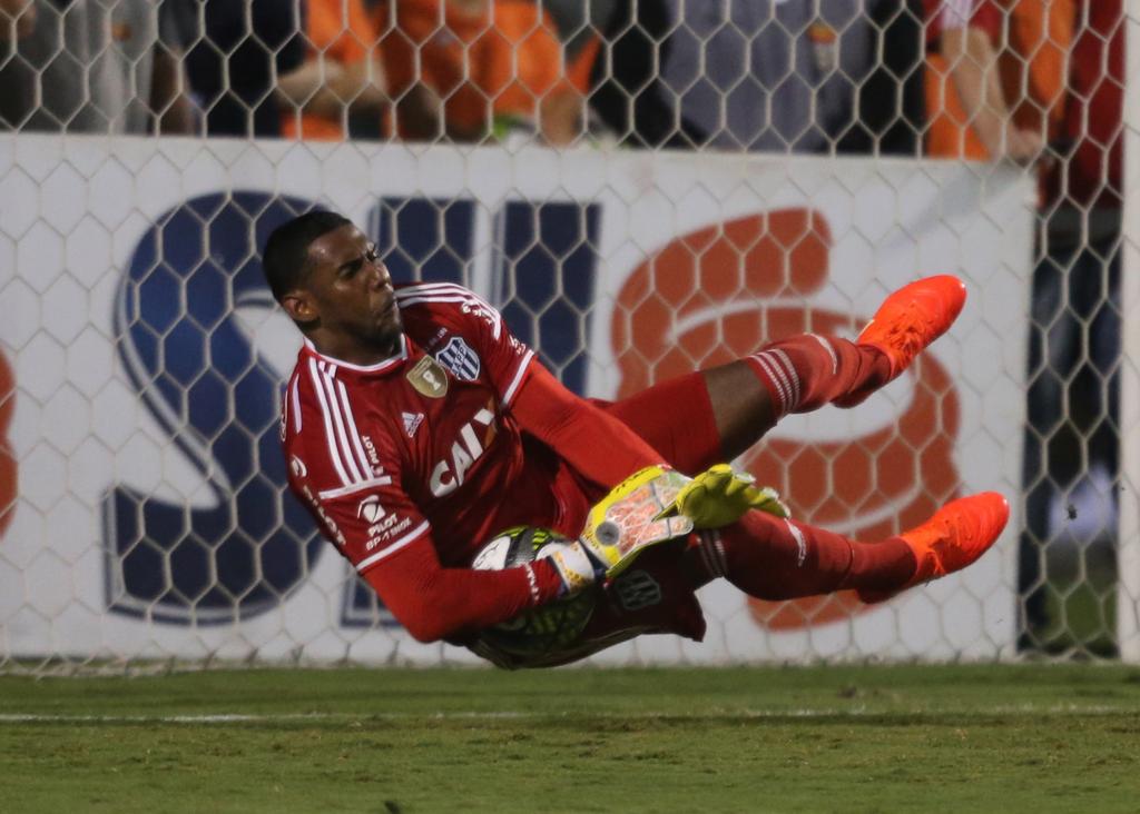 O goleiro Aranha defende o pênalti do zagueiro David Braz e garante a vitória da Ponte Preta sobre o Santos nas penalidades máximas. | Nilton Fukuda/Estadão Conteúdo