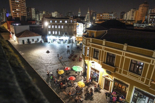 Uma noite nos bares do Largo da Ordem. | Daniel Castellano/Gazeta do Povo