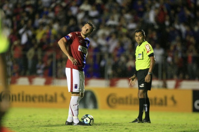 O zagueiro Eduardo Brock teve a chance de abrir o placar cobrando pênalti na Vila Capanema... | Daniel Castellano/Gazeta do Povo