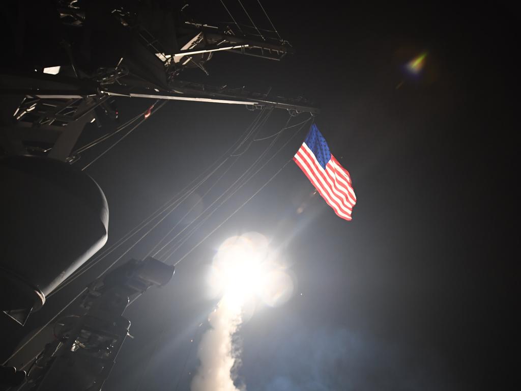 Míssil guiado é lançado do destroyer americano USS Porter, que fica no Mar Mediterrâneo, em resposta ao ataque do governo sírio com armas químicas a uma província rebelde. | Ford Williams/AFP