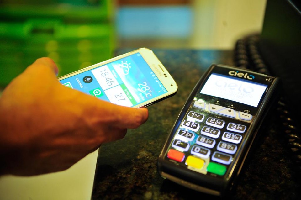 Baratas, as contas digitais estão sumindo dos grandes bancos, reduzindo ainda mais as opções para quem busca serviços bancários sem custo. | Marcello Casal Jr/Agência Brasil
