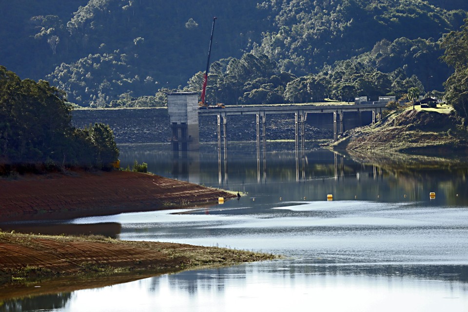 Conta de luz fica mais cara, mas culpa não é só da falta de chuva Represa do Capivari, no Paraná: nível dos reservatórios está baixando no país e o acionamento das terméletricas aumenta o custo da energia | Albari Rosa/Gazeta do Povo / Arquivo