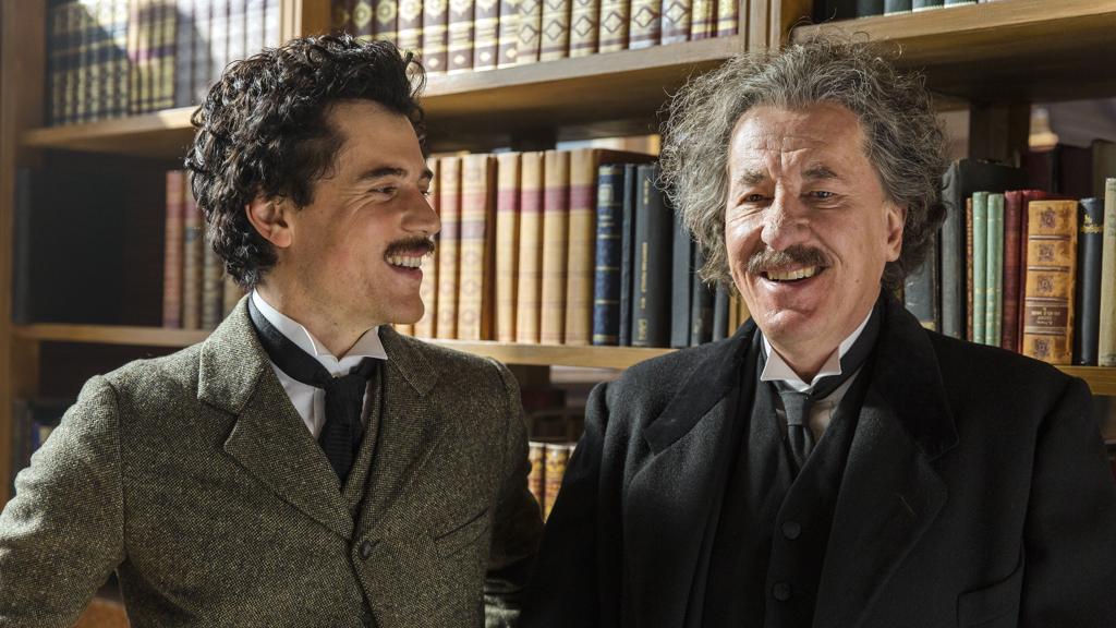 Johnny Flynn (o jovem Einstein) e Geoffrey Rush, que interpreta o cientista já adulto e fugindo da Alemanha nazista em direção aos Estados Unidos (ele era judeu) | Dusan Martincek/National Geographic/Divulgação