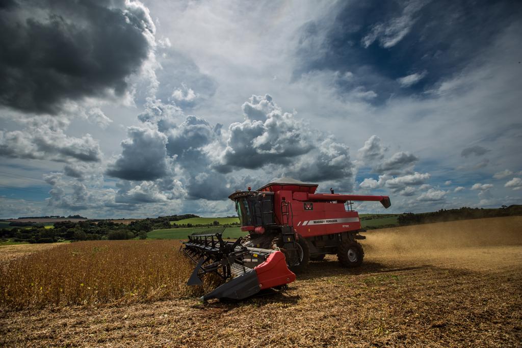 É o agro mais uma vez sofrendo o efeito colateral de problemas de natureza política, que insistem em perseguir o setor. | Brunno Covello/Gazeta do Povo