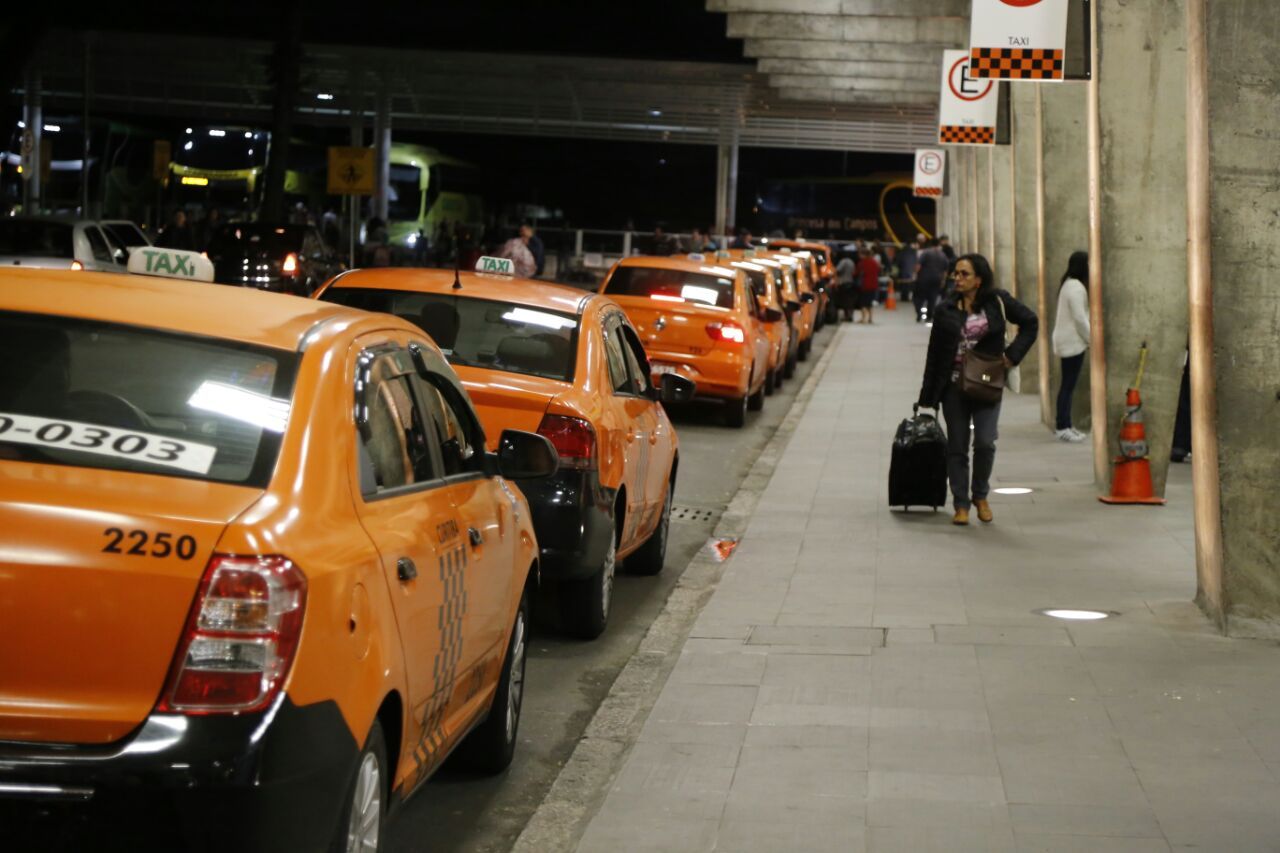 Fila de táxis na rodoviária. Em outros pontos da cidade, curitibanos aguardam até 1h30 para conseguir táxis | Pedro Serápio/Gazeta do Povo