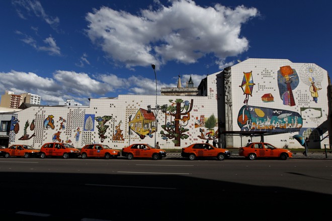 Poty e a frota de taxis laranja. | Daniel Castellano/Gazeta do Povo