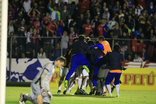 Festa dos jogadores em campo, para desolação do goleiro Cetin. | Daniel Castellano/Gazeta do Povo