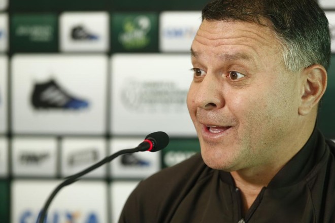 Pachequinho espera que a diretoria decida seu futuro como comandante do Coritiba até o início do Brasileiro. | Hugo Harada/Gazeta do Povo