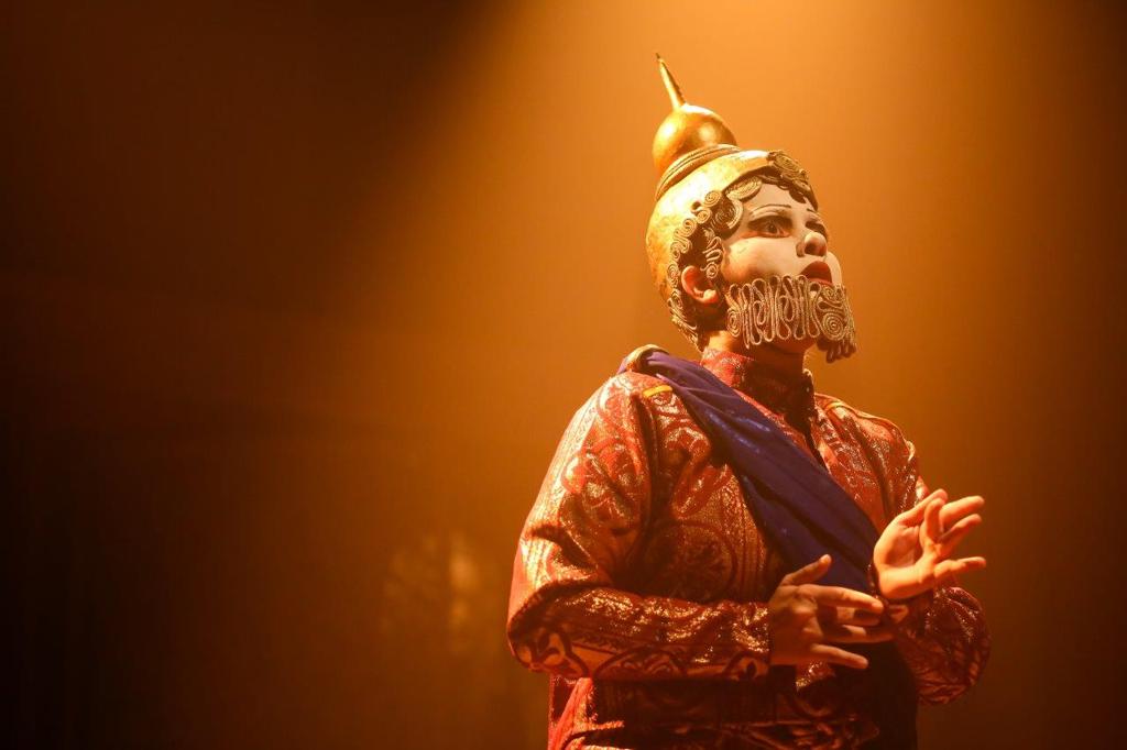 Espetáculo Nuon que usa o tom poético para tratar de um episódio cruel da história da humanidade, a guerra do Camboja. | Divulgação/