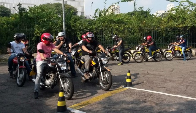 Especialistas criticam método atual de formação de motociclistas apenas em local fechado. | Agência Infomoto/Divulgação