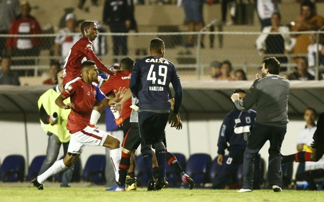 Jogadores do Paraná partem para cima dos do Atlético após a partida. | Daniel Castellano/Gazeta do Povo