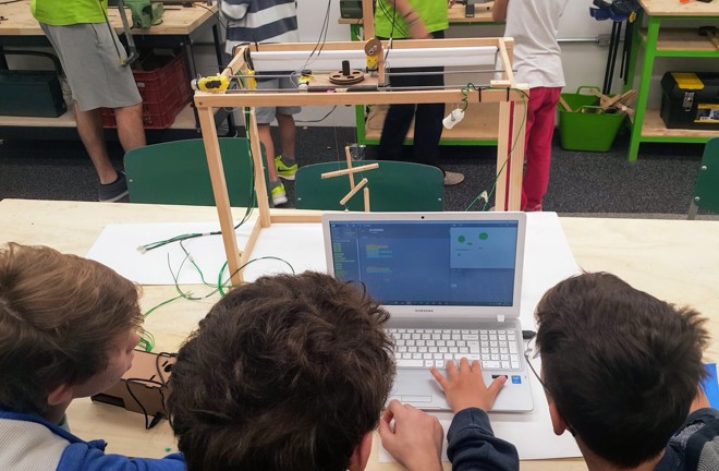 Alunos programam durante projeto de teatro de bonecos robóticos: múltipla escolha passa longe daqui | Divulgação/