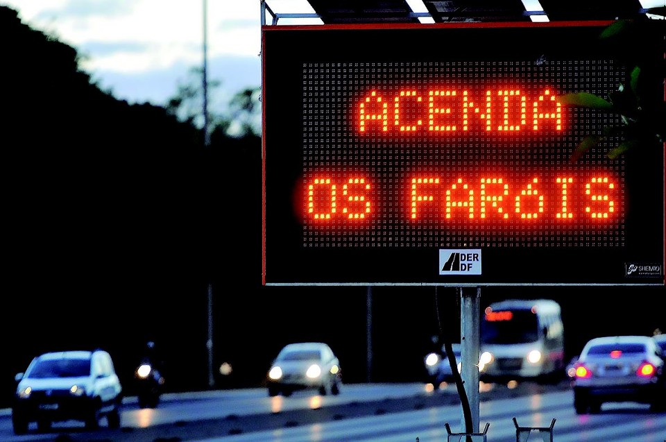 A lei do farol aceso entrou em vigor no ano passado e prevê multa de R$ 130,14 para quem circular em rovias estaduais em federais com o farol baixo desligado. | Gabriel Jabur /Agência Brasília