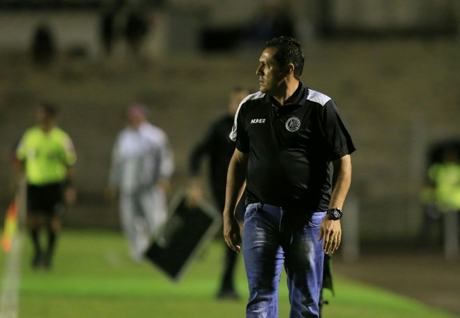 Hoje técnico do ASA, o ex-atacante Maurílio, ídolo do Paraná, disse ter ficado emocionado em voltar a pisar na Vila Capanema. | Daniel Castellano/Gazeta do Povo