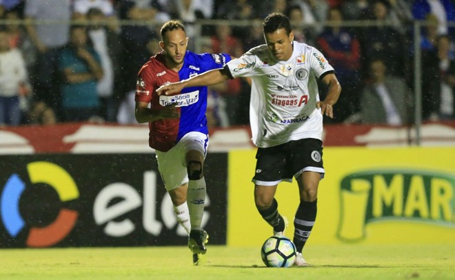 O lateral Diego Tavares ajuda na marcação: jogo complicado. | Daniel Castellano/Gazeta do Povo