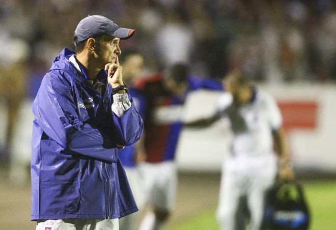 Lopes apreensivo durante o clássico na Vila. | Daniel Castellano/Gazeta do Povo