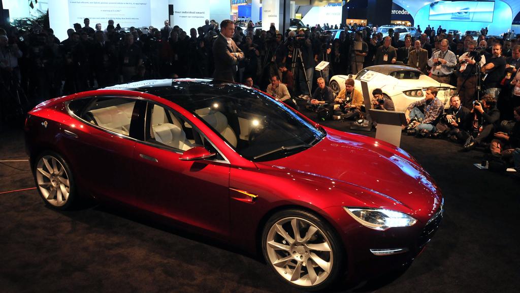 Model S, carro elétrico da Tesla. Montadora se tornou a fabricante de veículos mais valiosa dos Estados Unidos, superando GM e Ford. | Bryan Mitchell/AFP