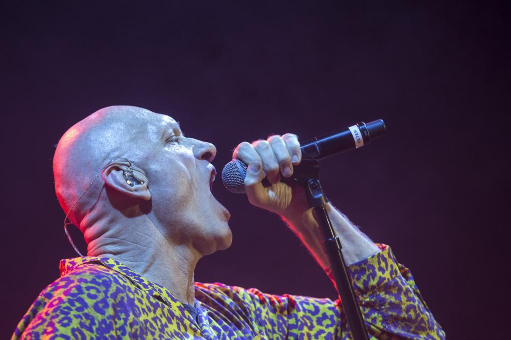 Peter Garrett puxou o público curitibano para cantar os principais hits. | Marcelo Andrade/Gazeta do Povo