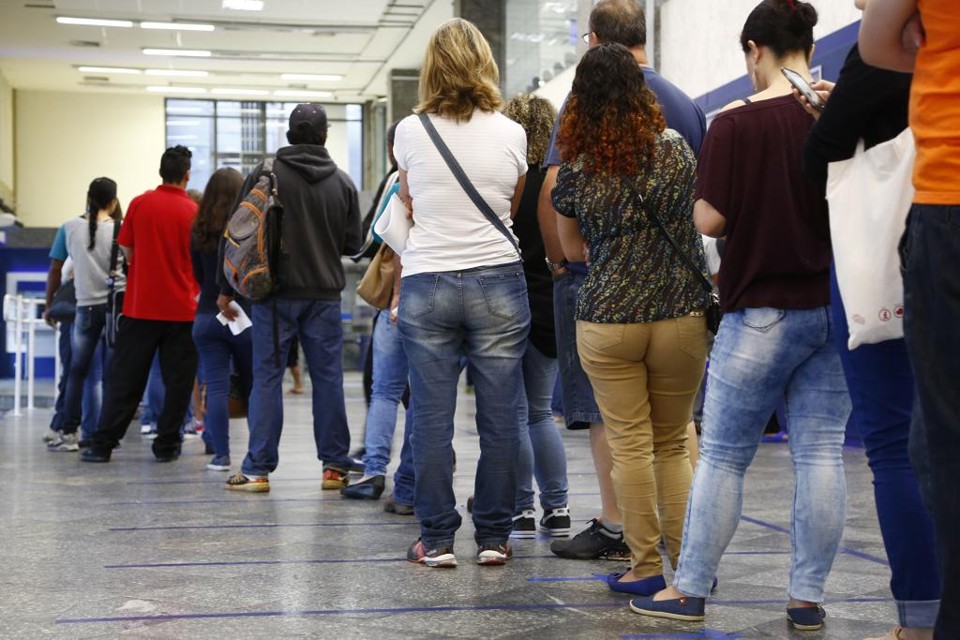 Agências da Caixa abrem mais cedo para saques do FGTS inativo. Saiba mais na Gazeta do Povo | Henry Milleo/Gazeta do Povo