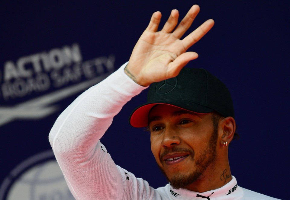Hamilton arranca no fim, desbanca Vettel e fatura a pole para o GP da China | Johannes Eisele/AFP