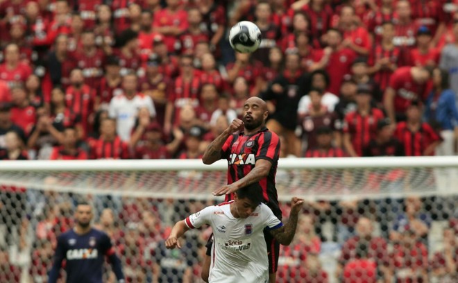 Thiago Heleno sobe sobre o jogador paranista para afastar a bola. | Marcelo AndradeGazeta do Povo