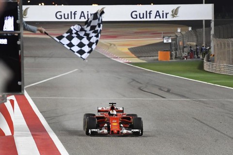Vettel leva a melhor em duelo com Hamilton e vence o GP do Bahrein Sebastian Vettel cruza a linha de chegada em 1.º lugar. | ANDREJ ISAKOVIC/AFP