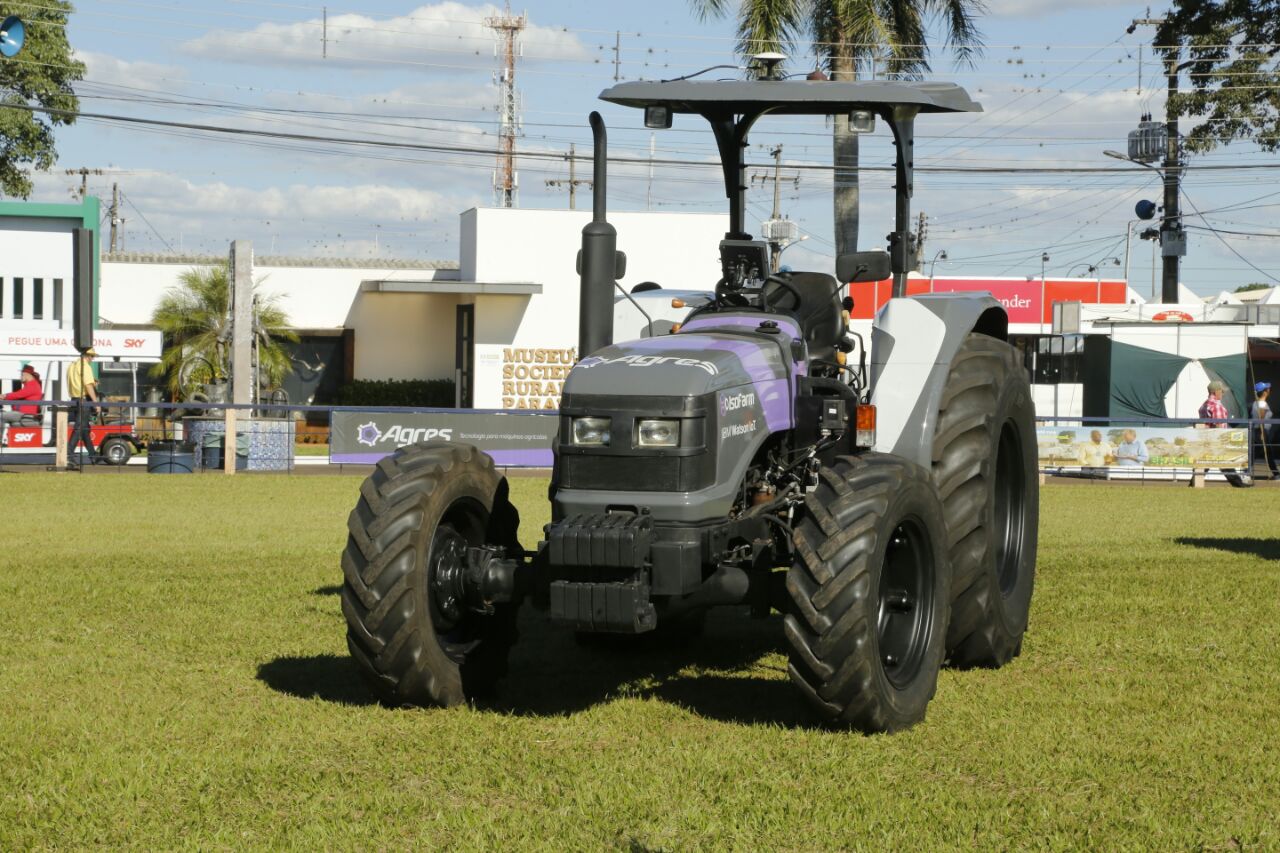 A abertura oficial do evento foi marcada pelo passeio de um trator pela pista central de julgamentos de animais, sem o tratorista, que desceu do veículo depois de acionar o piloto automático. | Lineu Filho/Gazeta do Povo