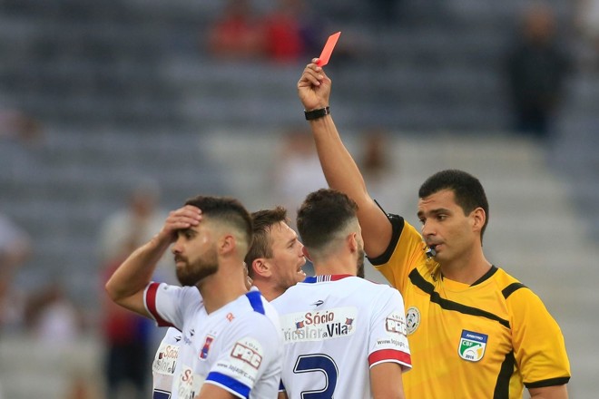 O Paraná ficou com um a menos no segundo tempo depois da expulsão de Robson. | Albari Rosa