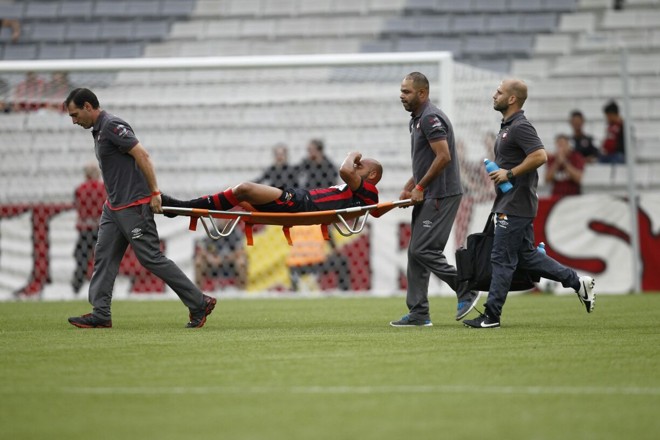 Jonathan foi um dos jogadores do Atlético que deixou o campo lesionado. | Jonathan Campos/Gazeta do Povo