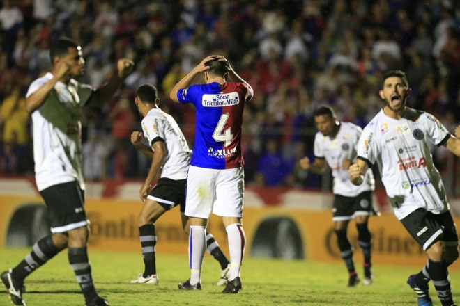 ...mas a bola saiu pelo lado esquerdo da meta do ASA, para desespero dos tricolores. | Daniel Castellano/Gazeta do Povo