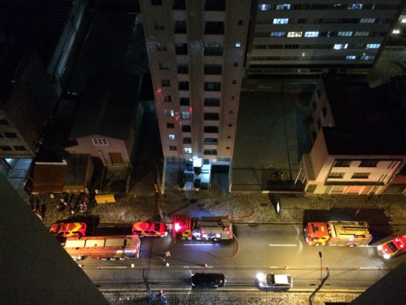Incêndio ocorreu em edifício da Rua Alferes Poli | Colaboração Leuroy de Camargo/