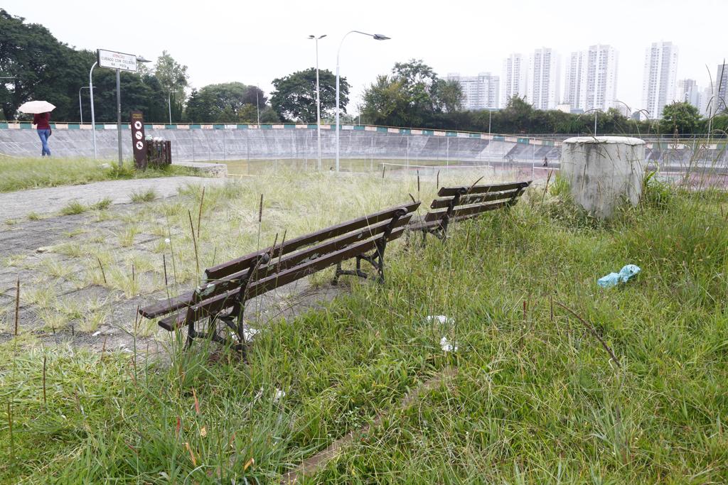 Mato e lixo se acumulam no Velódromo de Curitiba. | Aniele Nascimento/Gazeta do Povo