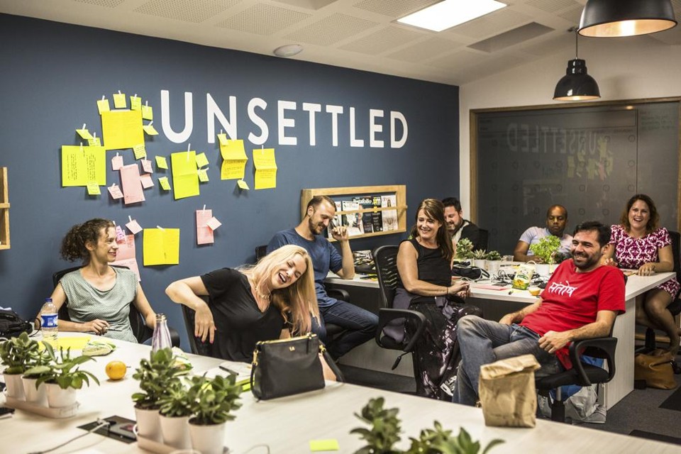 Nômades digitais, um novo jeito de trabalhar e viajar. Na foto, um workshop na sede da Unsettled,  em  Medellin, em Colombia. A startup organiza experiências coworking  para pessoas criativas, empreendedores e outros profissionais estrangeiros. | JUAN ARREDONDO/NYT