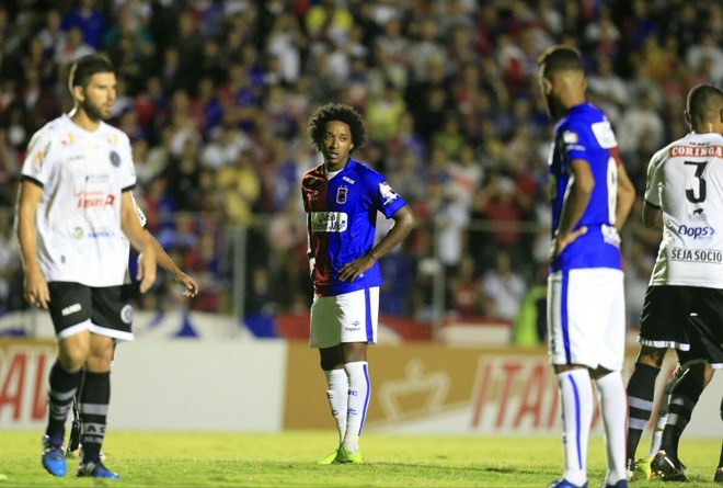 Guilherme Biteco, do Paraná, durante o jogo com o time de Arapiraca. | Daniel Castellano/Gazeta do Povo