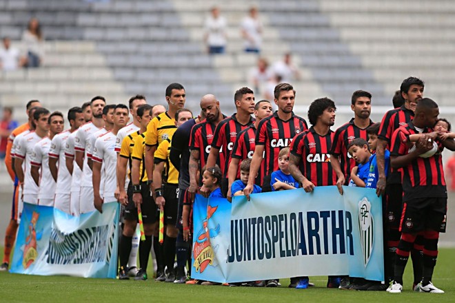 Atlético e Paraná alinhados antes do início da partida na Arena da Baixada. | Albari RosaGazeta do Povo