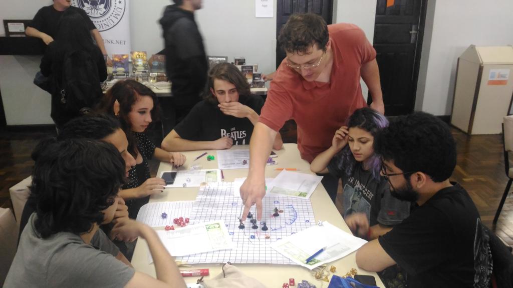 Crianças, adolescentes e adultos contam com a ajuda de organizadores para aprender a jogar | Divulgação/RPG na BPP