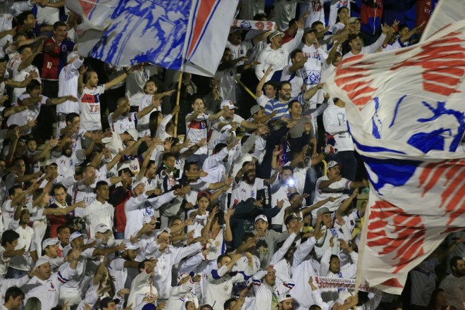Torcida do Paraná apareceu para apoiar o time contra o ASA, na Vila Capanema. Confira imagens do jogo desta quarta-feira (5), válido pela terceira fase da Copa do Brasil. | Daniel Castellano/Gazeta do Povo